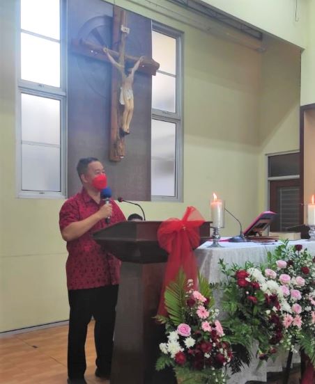 Pak Johan yg mengkoordinir Misa Imlek----